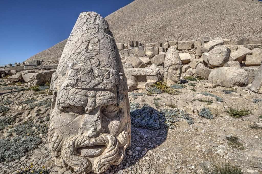 Zeus'un başı,  Nemrut Dağı Batı Teras