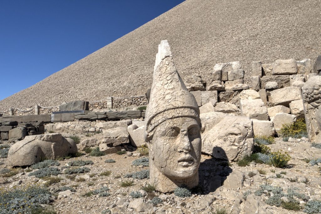  Kral Antiochus'un başı, Nemrut Dağı Batı Terası