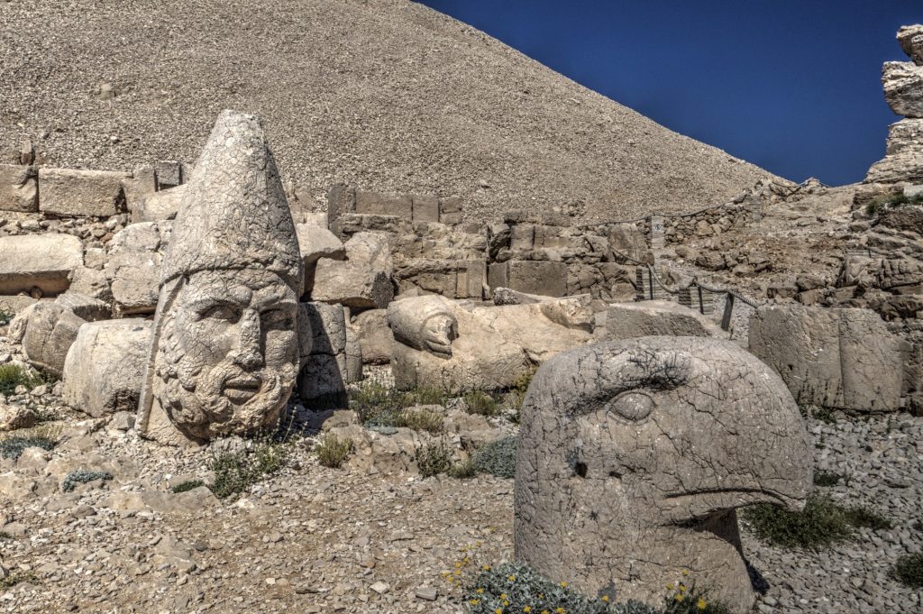   Herakles'in başı ve bir kartal başı, Nemrut Dağı Batı Terası