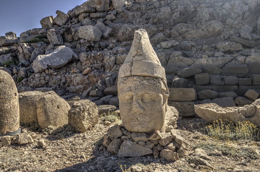    Kral Antiochus'un başı, Nemrut Dağı Doğu Terası 