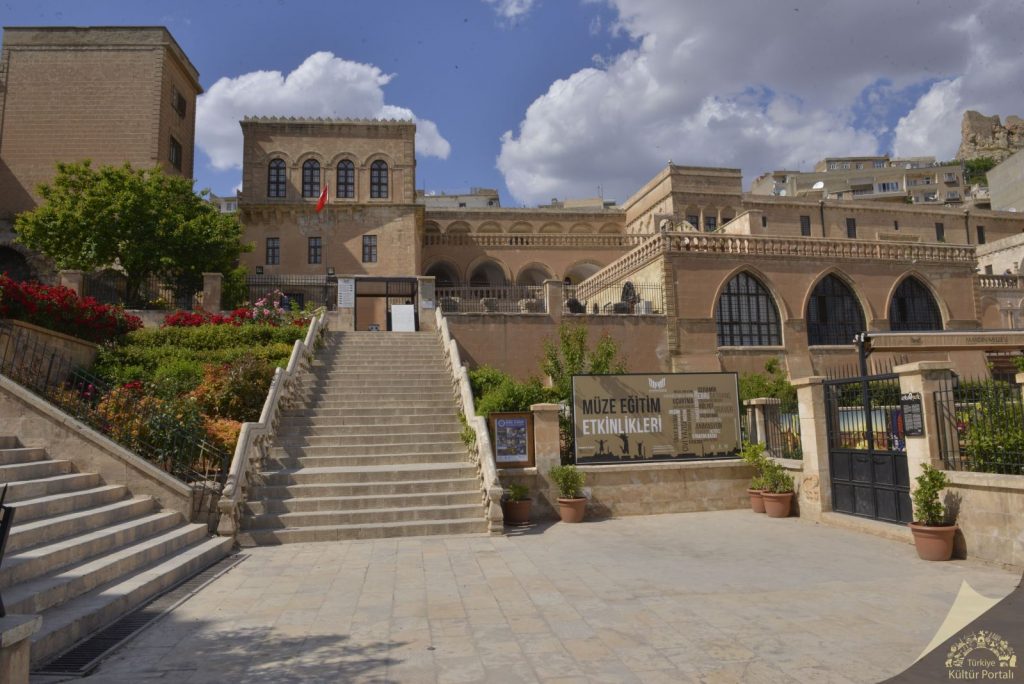 Gezilecek yerlerden Mardin Müzesi, müzelerin “Tarihi eserlerin korunduğu ve sergilendiği yer” kimliğinden daha fazlasına sahip bir müze.