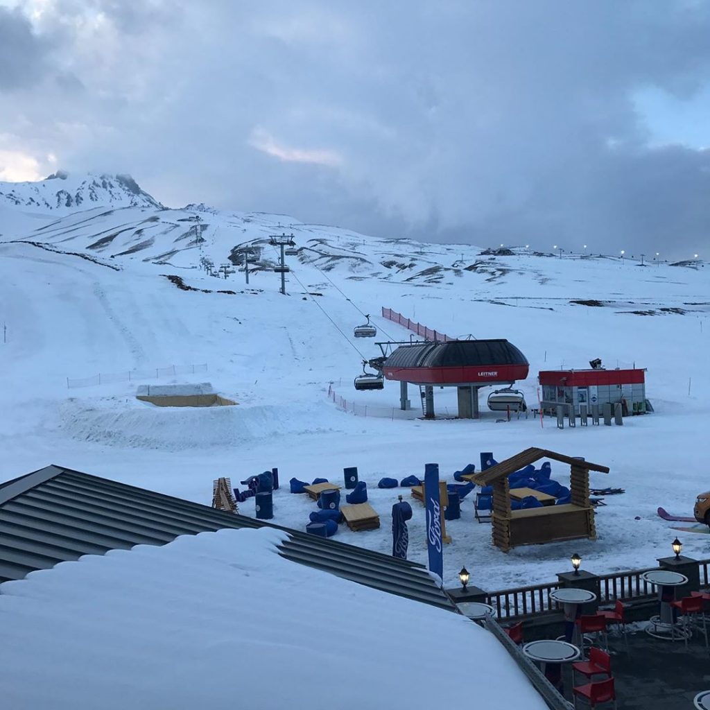 Erciyes Dağı, Türkiye’de kış sporları için en önemli kayak noktalarından biridir.