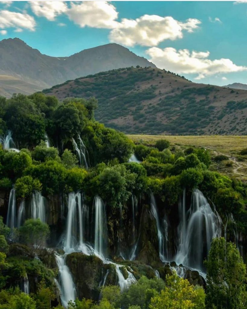 Girlevik Şelalesi’nin suyu Munzur Dağları’nın yamacında bulunan Kalecik Köyü’nden doğan su gözelerinden gelmektedir.