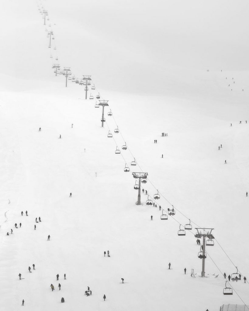 Hesarek Dağı eteklerinde devlet yatırımı ile yapılan kayak merkezi 