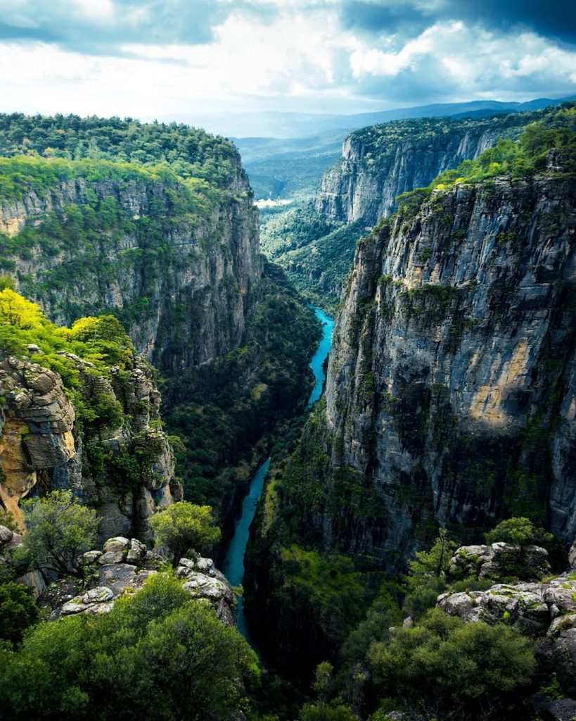 Tazı Kanyonu sahip olduğu  200 metrelik uçurumlardan uzanan görüntüsü sayesinde çok popüler bir yer haline geldi.  