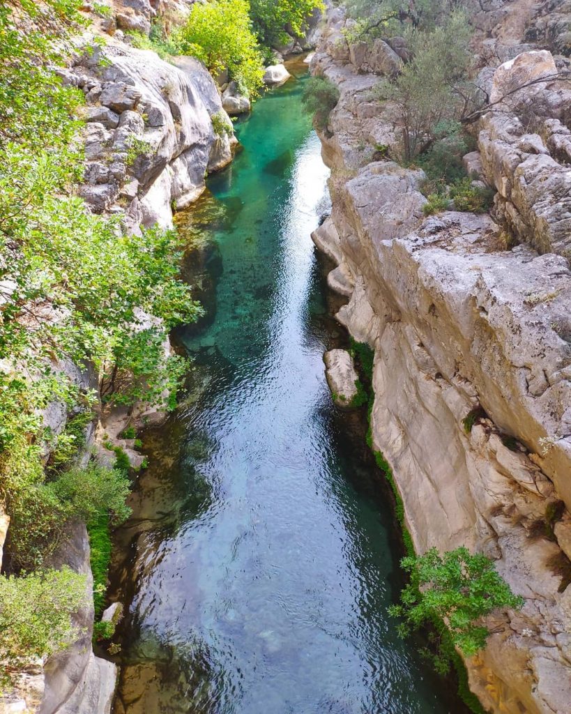 1989 senesinde milli park ilan edilen Yazılı Kanyon Tabiat Parkı,  hem doğu yürüyüşü hem de rafting yapmak için muhteşemdir. 